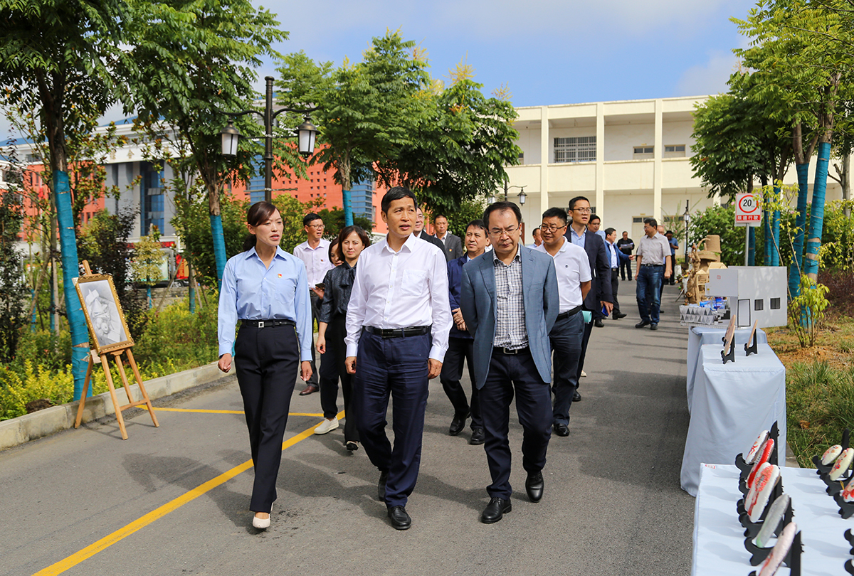 教育部黨組成員、副部長(zhǎng)鐘登華在省市縣有關(guān)領(lǐng)導(dǎo)陪同下到我校調(diào)研