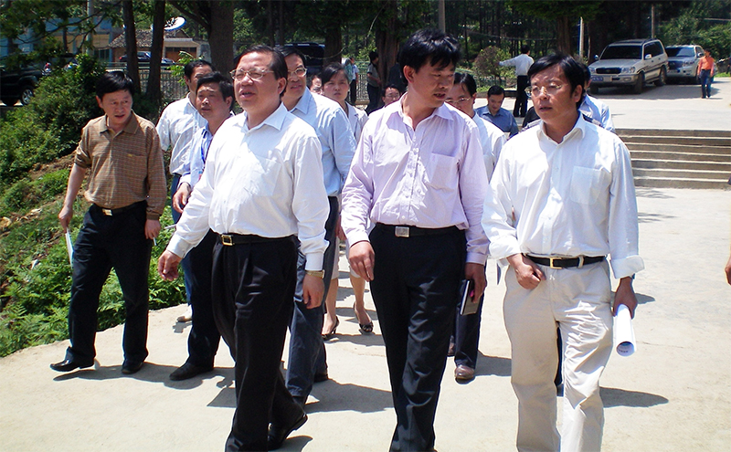 原省委常委、副省長秦如培（前排左一)、省政協(xié)副主席孔令中(前排右一)在縣領(lǐng)導(dǎo)的陪同下,來我校視察工作