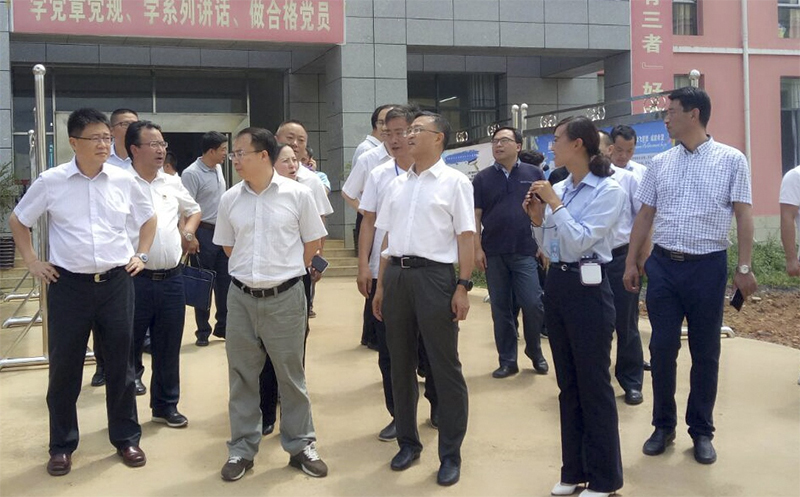 貴 州 省 人 大 常 委 會 副 主 任 、 秘 書 長 陳鳴明（前排中），赫章縣委副書記、縣長胡海 （前排左二），副縣長唐瑜等領(lǐng)導(dǎo)到我校調(diào)研。